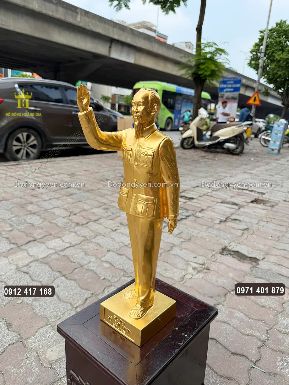 To&agrave;n bộ bề mặt của bức tượng được d&aacute;t v&agrave;ng 24K sang trọng